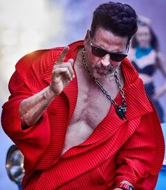 Akshay Kumar થી લઇને Priyanka Chopra સુધી, એક્ટિંગ માટે આ સુપરસ્ટાર્સે છોડ્યો અભ્યાસ