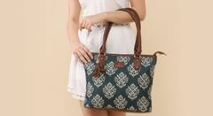 Monsoon Tips: पावसाळ्यात प्रत्येक महिलेच्या बॅगेत असाव्यात 'या' गोष्टी; कोणत्याही वेळी भासू शकते गरज