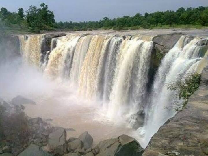 Amritdhara Ramdaha Waterfalls are on full swing during the rainy season enjoying natural beauty ann Chhattisgarh: बरसात के मौसम में शबाब पर अमृतधारा और रमदहा वाटरफॉल, पर्यटक उठा रहे लुत्फ
