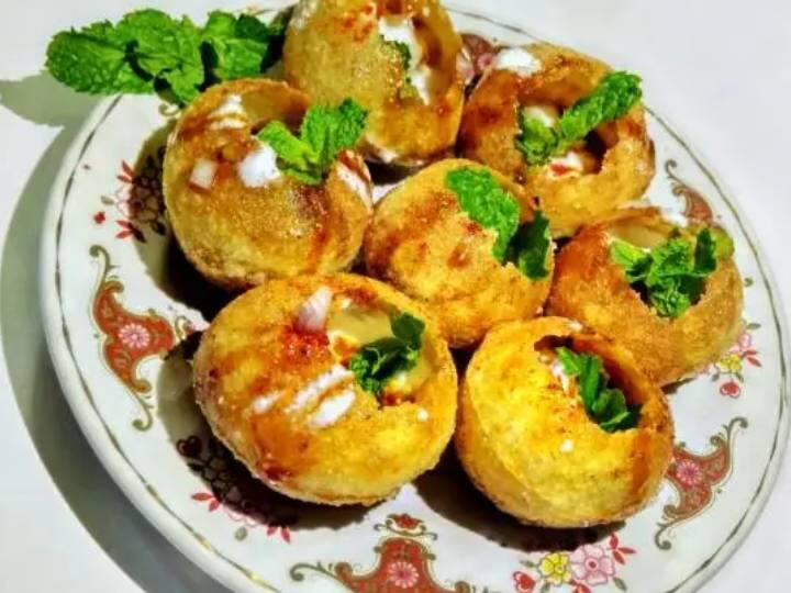 सबसे पहले एक ब्लेंडर निकाल लें, उसमें हरी मिर्च, हरा धनिया और पुदीना की पत्तियां डालकर स्मूथ होने तक ब्लेंड करें. एक बार हो जाने पर, मिर्च-पुदीना पेस्ट को एक जग में डालें और इमली का पेस्ट, 4 कप पानी, बूंदी, काला नमक, कुचला हुआ गुड़, भुना हुआ और कच्चा जीरा डालें. मिश्रण को अच्छी तरह मिला लें.मोटे कणों को हटाने के लिए तैयार पानी को छलनी से छान लें. एक बार हो जाने पर इसे ठंडा होने के लिए फ्रिज में रख दें. अब बस पूरियों के लिए स्टफिंग तैयार करना बाकी है. इसके लिए एक कटोरा लें और इसमें मसले हुए आलू को चने के साथ मिला लें. अपने स्वाद के अनुसार नमक और काली मिर्च डालें.