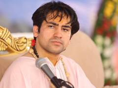 पंडित धीरेंद्र शास्त्री की कथा में भगदड़ का वीडियो वायरल, यूपी पुलिस ने बताया अफवाह