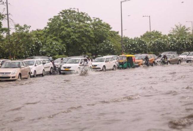 सध्या उत्तर भारतात पावसानं (Rain) हाहाकार केला आहे. मुसळधार पावसामुळं अनेक ठिकाणी पूरस्थिती निर्माण झाली आहे. काही भागात जनजीवन विस्कळीत झालं आहे.