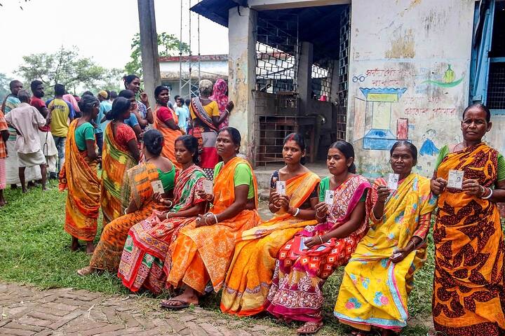 इसके अलावा टीएमसी 2,612 पंचायत समिति सीट जीत चुकी है और 627 अन्य सीट पर बढ़त बनाए हुए है. बीजेपी ने अबतक पंचायत समिति की 275 सीट जीत ली हैं जबकि 149 सीट पर आगे चल रही है.