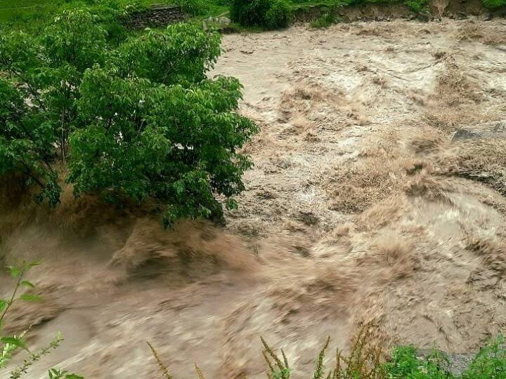 Himachal Pradesh News: हिमाचल प्रदेश में हुई बारिश ने जमकर तबाही मचाई. तबाही के बाद हिमाचल प्रदेश के अलग-अलग इलाकों से दिल दहला देने वाली तस्वीरें सामने आई