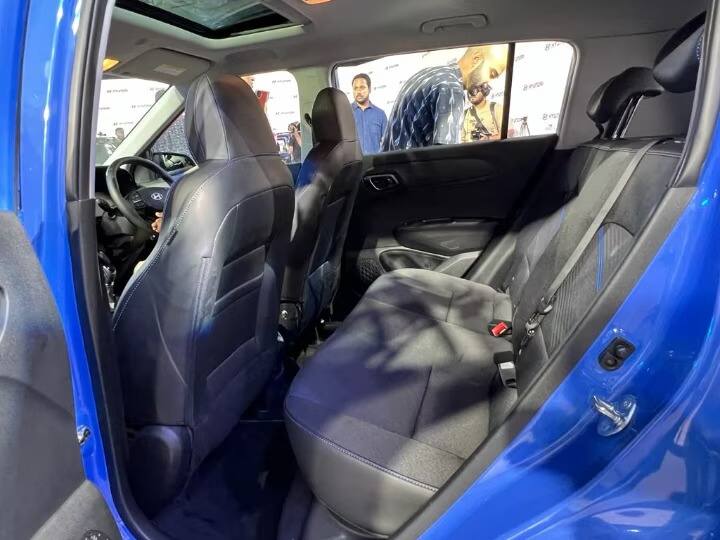 Exter चे केबिन तुम्हाला लगेच Nios ची आठवण करून देईल. डॅशबोर्डवरील वेव्ह-पॅटर्न, तीन-स्पोक स्टीयरिंग व्हील आणि अगदी आठ-इंच टचस्क्रीन इन्फोटेनमेंट सिस्टीम हॅचबॅक सिबलिंगकडून घेण्यात आली आहे.