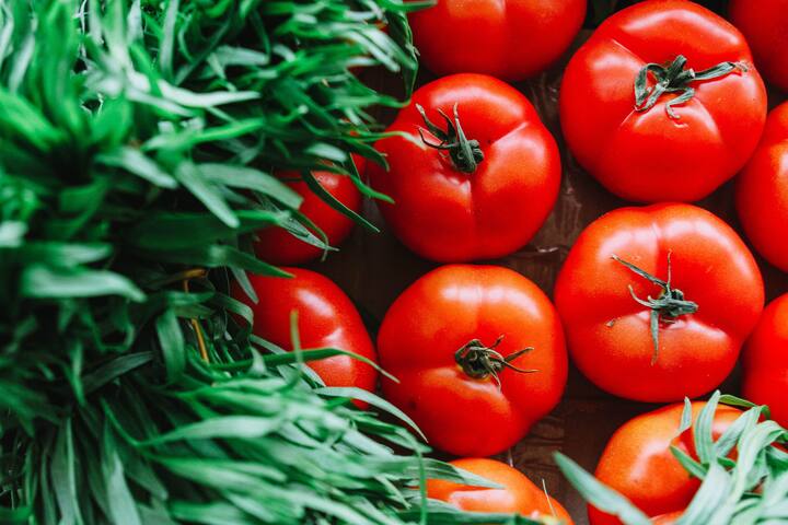 Tomato: টমেটোর দাম এতই বৃদ্ধি পেয়েছে যে একাধিক নামিদামি রেস্তোরাঁ তাদের মেনু থেকে টমেটো বাদ দিয়েছে। এই তালিকায় রয়েছে ম্যাকডোনাল্ডস এবং বার্গার কিং। 