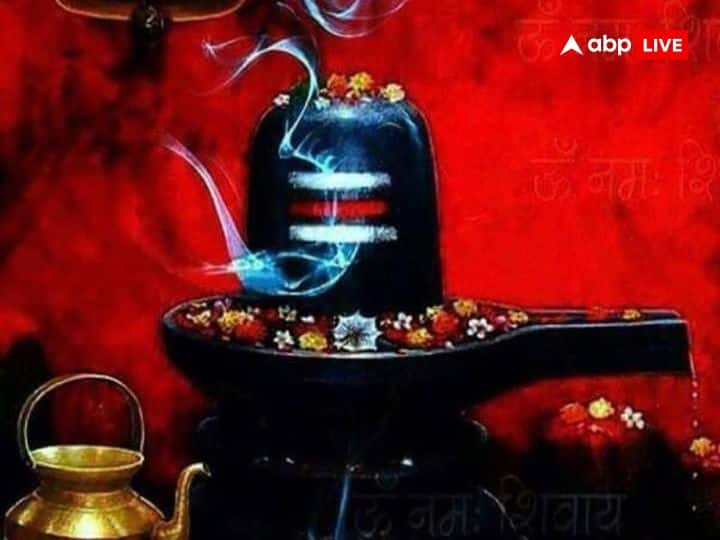 Worshipping Shivling: सावन में शिवलिंग के पास हर दिन दीपदान करने का बहुत महत्व है. इससे भगवान शंकर की कृपा मिलती है और घर में सुख-शांति आती है. जानते हैं शिवलिंग के पास दिया जलाने से क्या होता है.