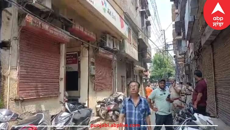 Shots fired outside Majith Mandi Bank of Amritsar, injured youth admitted to hospital ਅੰਮ੍ਰਿਤਸਰ ਦੇ ਮਜੀਠ ਮੰਡੀ ਬੈਂਕ ਬਾਹਰ ਚੱਲੀਆਂ ਗੋਲੀਆਂ, ਜ਼ਖਮੀ ਨੌਜਵਾਨ ਹਸਪਤਾਲ ਦਾਖਲ