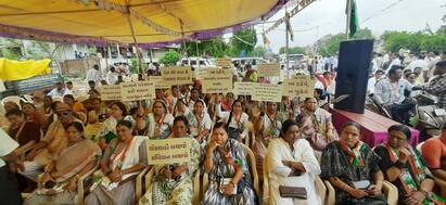 Gujarat Congress: આજે કોંગ્રેસ દ્વારા મૌન સત્યાગ્રહનું આયોજન કરવામાં આવ્યું હતું. આ અંગે કોંગ્રેસે કહ્યું કે, સામાન્ય, મધ્યમવર્ગ અને દેશના નાગરિકોના જીવનને સ્પર્શતા મોંઘવારી,બેરોજગારી,ભ્રષ્ટાચાર સહિતના મુદ્દાઓ-પ્રશ્નો માટે સતત લડતા રાહુલ ગાંધી પર રાજકીય દ્વેષભાવ રાખી તેમના અવાજને દબાવવાનો પ્રયત્ન થઈ રહ્યો છે.