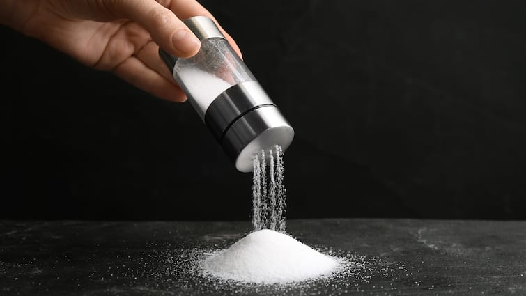 Tips eating too much salt risk of arthritis know side effects Health Alert ! વધુ નમક ખાવાની આદત છે? તો સાવધાન, આ કારણે થઇ શકે છે આ જીવલેણ બીમારી