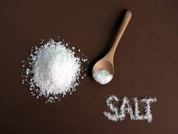 health tips eating too much salt risk of arthritis know side effects सावधान ! अर्थराइटिस ही नहीं हार्ट डिजीज और पेट का कैंसर बढ़ा सकता है ज्यादा नमक, जानें क्या कहते हैं एक्सपर्ट