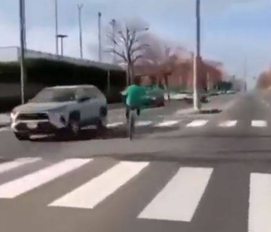 Stunt Viral Video: Children performed a dangerous stunt on a bicycle, watch the scary video Stunt Viral Video: સાયકલ પર બાળકોએ કર્યો ખતરનાક સ્ટંટ, જુઓ ડરામણો વીડિયો