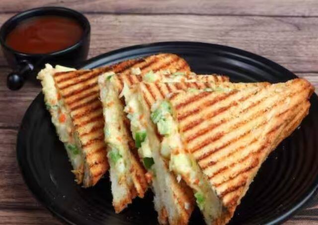 ਇਸ ਸਧਾਰਨ ਸੈਂਡਵਿਚ ਨੂੰ ਬਣਾਉਣ ਲਈ ਤੁਹਾਨੂੰ ਬਰੈੱਡ ਦੇ ਪੀਸ  ,ਉਬਲੇ ਹੋਏ ਆਲੂ, ਉਬਲੇ ਹੋਏ ਟਮਾਟਰ, ਪਿਆਜ਼ ਅਤੇ ਮੁੱਠੀ ਭਰ ਮਸਾਲੇ ਚਾਹੀਦੇ ਹਨ। ਬਰੈੱਡ ਨੂੰ ਭਰਨ ਲਈ ਬਰੈੱਡ ਨੂੰ ਟੁਕੜਿਆਂ ਵਿੱਚ ਕੱਟੋ ਅਤੇ ਇਸ ਨੂੰ ਚੰਗੀ ਤਰ੍ਹਾਂ ਗਰਿੱਲ ਕਰੋ ਅਤੇ ਸਰਵ ਕਰੋ।