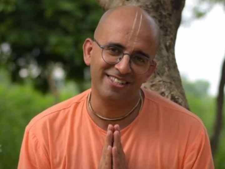 ISKCON Monk Amogh Lila Das Banned for 1 Month over controversial statement Swami Vivekananda Ramakrishna Paramhansa कौन हैं इंजीनियर से संत बने अमोघ दास लीला? स्वामी विवेकानंद पर कही ये बात तो ISKCON ने लगा दिया एक महीने का बैन