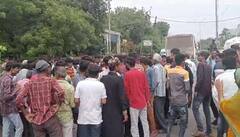 કાર સાથે અથડાયા બાદ બસ નીચે આવી ગયો બાઈક ચાલક, ઘટનાસ્થળે જ મોત, લોકોના ટોળેટોળા થયા એકઠા