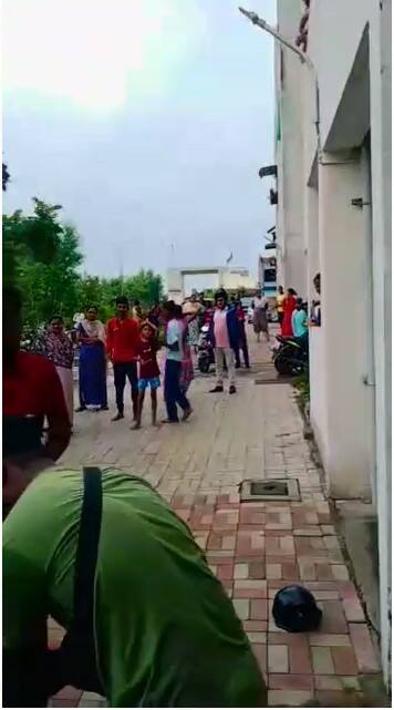 काम आटोपून परत आल्यावर स्कूटर काढताना हेडलाईटमधल्या गॅपमध्ये त्यांना सापाची शेपटी दिसली, त्यांनी लगेच स्कूटर थांबवली व सर्पमित्रांना फोन केला.