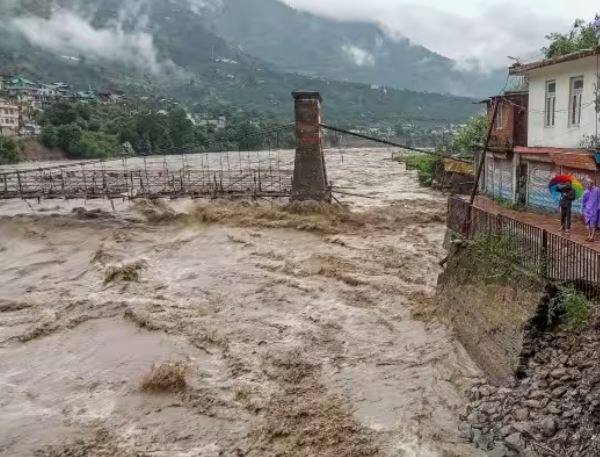 हिमाचल प्रदेशमधील परिस्थितीबाबत पंतप्रधान नरेंद्र मोदींनी फोन करुन मदत मागितली होती. परंतू, अद्याप कोणतीही मदत मिळालेली नाही. सुमारे 4000 कोटींचे नुकसान झाले असून, त्यात आणखी वाढ होण्याची शक्यता असल्याची माहिती मुख्यमंत्री सुखविंदर सिंग सुखू यांनी दिली.