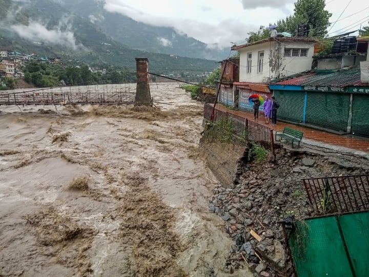 Weather Update heavy rain flood landslide situation in Himachal Pradesh Uttarakhand Haryana Punjab UP 3 दिन में उत्तर भारत में बारिश और बाढ़ ने कितनी मचाई तबाही, जानें