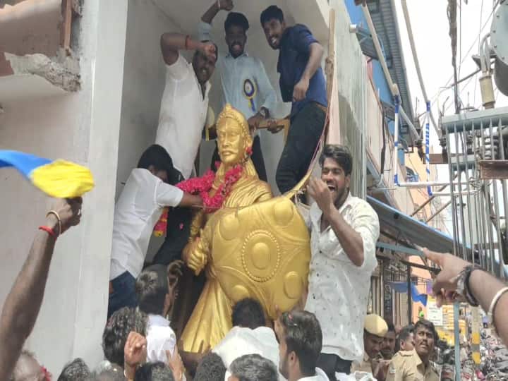 Azhagu Muthu kone: காஞ்சிபுரத்தில் பரபரப்பு... தடையை மீறி அழகு முத்துக்கோன் சிலை திறப்பு Yadava Maha Sabha members police unveiling ceremony of the statue of freedom fighter azhagu muthu kone near Kanchipuram TNN Azhagu Muthu kone: காஞ்சிபுரத்தில் பரபரப்பு... தடையை மீறி அழகு முத்துக்கோன் சிலை திறப்பு