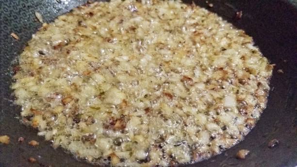 பிறகு ஒரு அகல பேன்னில், எண்ணெய் மற்றும் வெண்ணெய் சேர்த்து, இதில் பூண்டு, வெங்காயம் போட்டு வதக்கவும்.வெங்காயம் பாதி வதங்கியதும், இதில் உப்பு, மிளகு தூள், சீரக தூள் போட்டு கிளறவும்.