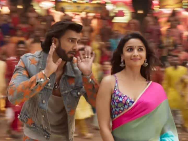 Rocky Aur Rani Kii Prem Kahaani second song what jhumka releases staring ranveer singh and alia bhatt Rocky Aur Rani Kii Prem Kahaani: 'झुमका गिरा रे' का मॉर्डन वर्जन हुआ रिलीज, रणवीर सिंह-आलिया भट्ट ने पार्टी सॉन्ग में मचाया धमाल