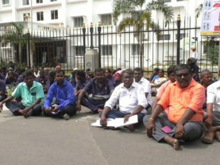 Sanitation workers protest in Karur; Garbage piled up like a mountain TNN கரூரில் தூய்மை பணியாளர்கள் போராட்டம்; மலை போல் தேங்கியுள்ள குப்பைகள்