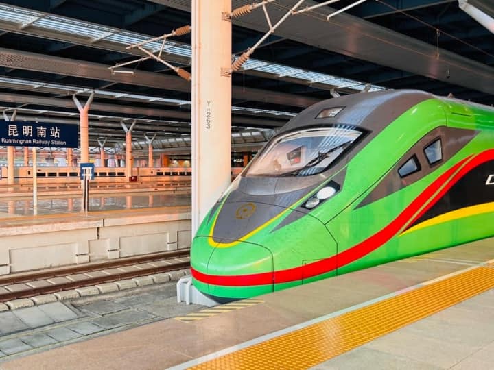 know about china bullet train high speed luxury facilities are available ann Bullet Train: दुनिया में कई तरह की ट्रेनें पर चीन की बुलेट ट्रेन है खास...तेज रफ्तार के साथ मिलती है लग्‍जरी सुविधाएं