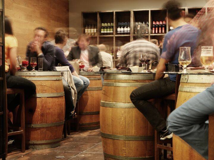 this belgian bar gives you beer when you give your shoes 'जूते दो, बिअर लो'... पैसे सोडा, घरातली बुटं द्या अन् घेऊन जा हवी ती दारू