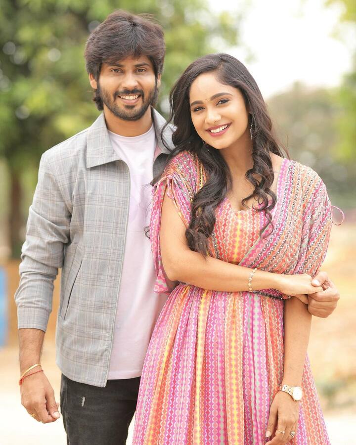 బిగ్ బాస్ 7 త్వరలో ప్రారంభమవుతుందని క్లారిటీ ఇచ్చేశారు నిర్వాహకులు. ఈసారి కూడా నాగార్జునే హోస్ట్ చేయనున్న ఈ షో సెప్టెంబరు మొదటివారంలో ప్రారంభమయ్యే అవకాశం ఉంది. ఈ సారి కంటిస్టెంట్స్ వీళ్లేనంటూ ఎప్పటిలా లిస్ట్ చక్కర్లు కొడుతోంది. గడిచిన షోస్ లో వరుణ్ సందేశ్-వితిక, ఆ తర్వాత రోహిత్-మెరీనా జంటగా బిగ్ బాస్ ఇంట్లో అడుగుపెట్టారు. రానున్న సీజన్లో బిగ్ బాస్ హౌజ్ లో అడుగుపెట్టబోయే జంట మాత్రం అమర్ దీప్ చౌదరి-తేజస్విని గౌడ అని పక్కాగా చెబుతున్నారు.