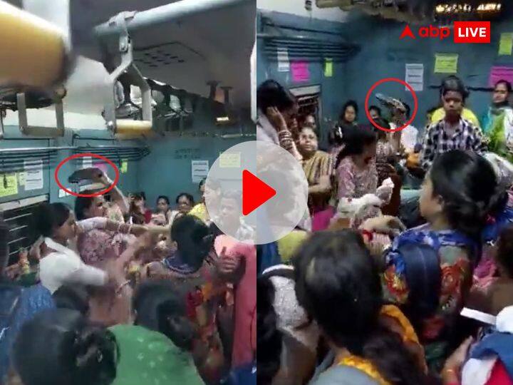 Kolkata Local Train viral video of women fight beating each other with slippers Kolkata Local Train: दिल्ली मेट्रो को छोड़िए! कोलकाता लोकल में तो एक-दूसरे को चप्पल से दनादन पीटने लगी महिलाएं- Video Viral