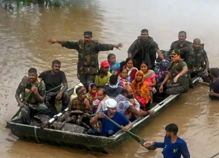हिमाचल प्रदेशमधील मनालीमध्ये अनेक पर्यटक अडकले आहेत. त्यांना बाहेर काढण्याचे काम सुरु आहे.