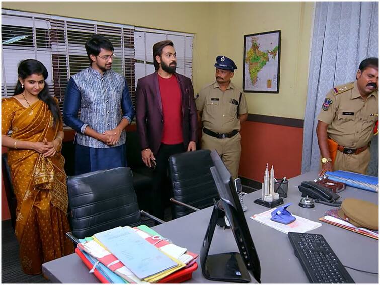 Brahmamudi Serial July 12th Episode 146 Written Update Today Episode Brahmamudi July 12th: కావ్య, కళ్యాణ్ ని స్టేషన్ నుంచి విడిపించిన రాజ్- హనీమూన్ కావాలంటూ రచ్చ చేసిన స్వప్న