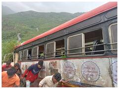 Photos: नासिक में दर्दनाक सड़क हादसा, 30 यात्रियों से भरी बस खाई में गिरी