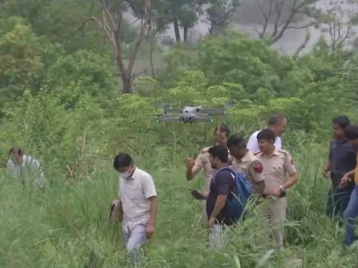 Police is searching with a drone after getting pieces of a chopped dead body in Delhi Geeta Colony, forensic team is present on the spot Delhi Murder Case: ड्रोन की मदद से गीता कॉलोनी मामले की गुत्थी सुलझा रही पुलिस, कटे हुए टुकड़ों में मिले थे शव