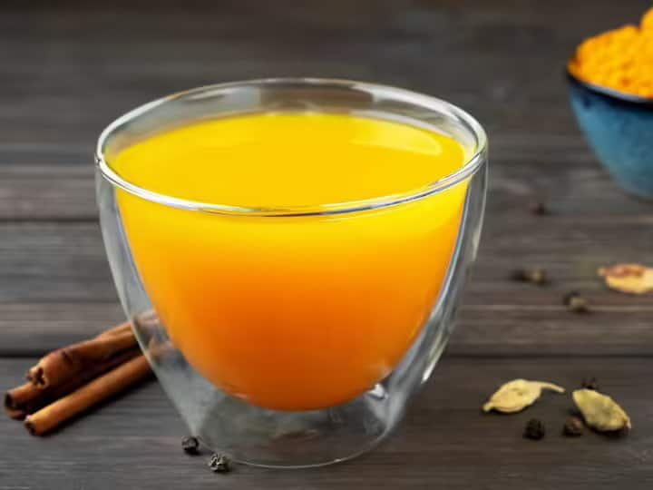 try lemon and turmeric water for immunity in monsoon मानसून में शरीर को मजबूत करने के लिए जरूर पिएं ये येलो ड्रिंक...जानिए फायदे