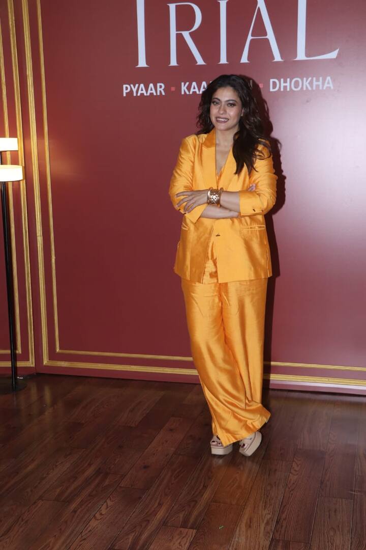 प्रमोशन के दौरान काजोल ऑरेंज पैट सूट में नजर आईं. उन्होंने पैपराजी को पोज भी दिए.