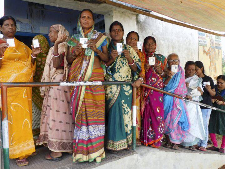 थिंक टैंक ‘कलकत्ता रिसर्च ग्रुप’ के सलाहकार और वरिष्ठ राजनीतिक टिप्पणीकार रजत रॉय ने ‘पीटीआई-भाषा’ से कहा, ‘‘पिछली बार विपक्ष केवल 20 प्रतिशत ग्राम पंचायत सीट हासिल करने में कामयाब रहा था, लेकिन इस बार उन्होंने अब तक लगभग 27-28 प्रतिशत सीट हासिल कर ली हैं.  रॉय ने इंगित किया कि हिंसा भी इस बार पिछले सालों की तरह एकतरफा नहीं रही, सभी दल अनैतिक कृत्यों में संलिप्त हुए और अपने प्रतिद्वंद्वियों पर हमला किया.  उन्होंने कहा कि हिंसा का रूप बदल गया है और इसने जमीनी हकीकत को भी काफी हद तक बदल दिया है.