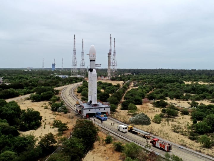 Chandrayan 3 mission updates ISROs lvm 3 will took it into space Know how a rocket works and what is its speed कितनी होती है एक रॉकेट की रफ्तार, जो यह बड़े-बड़े अंतरिक्ष यानों को लेकर उड़ जाता है?