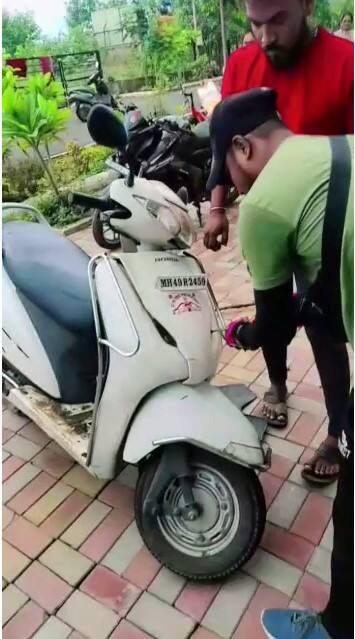 इमारतीच्या पार्किंगमध्ये त्यांनी त्यांची स्कूटर पार्क केली होती.