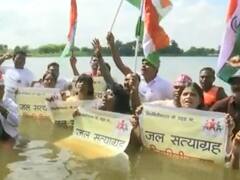 छत्तीसगढ़: नियमितिकरण की मांग को लेकर संविदा कर्मचारियों का जल सत्याग्रह, जानें- क्या कहा?