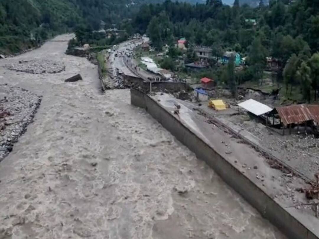 North India Floods Know how much devastation caused by rain and flood in North India in 3 days North India Floods: ఉత్తరాదిని ముంచెత్తుతున్న వరదలు, కళ్ల ముందే కొట్టుకుపోతున్న ఇళ్లు
