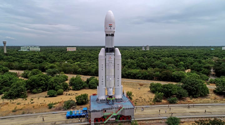 Chandrayaan 3: ISRO-এর দেওয়া তথ্য অনুযায়ী ২৩ বা ২৪ আগস্ট চাঁদের মাটিতে নামবে ল্যান্ডার।