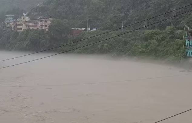 दिल्लीत यमुना नदीच्या पाणी पातळीत मोठी वाढ झाली आहे. नदीने धोक्याची पातळी ओलांडली आहे. यमुनेचे पाणी 206.32 मीटरच्या वर गेले आहे