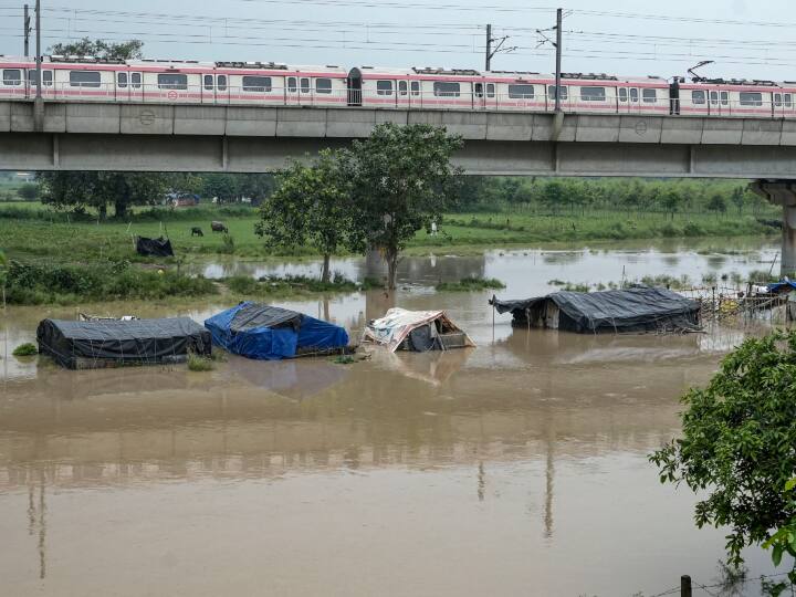 noida administration set up flood control room to deal with flood situation due to increased water level of Yamuna Noida News: नोएडा में यमुना के बढ़े जलस्तर को लेकर प्रशासन सतर्क, बाढ़ से निपटने के लिए नियंत्रण कक्ष स्थापित
