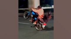 Bike Stunts in Hyderabad | అమ్మాయిలతో కలిసి బైక్ స్టంట్స్..లైక్ ల కోసం ఇంత అవసరమా..? | ABP Desam