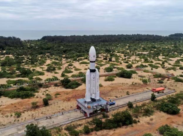 ਇਸਰੋ ਦਾ 'ਬਾਹੂਬਲੀ' ਰਾਕੇਟ LVM-3 14 ਜੁਲਾਈ ਨੂੰ ਚੰਦਰਯਾਨ-3 ਨੂੰ ਅਸਮਾਨ 'ਚ ਲੈ ਜਾਵੇਗਾ। ਇਸ ਦੇ ਨਾਲ ਹੀ ਇਹ 140 ਕਰੋੜ ਭਾਰਤੀਆਂ ਦੀਆਂ ਉਮੀਦਾਂ ਨੂੰ ਵੀ ਚੰਨ 'ਤੇ ਲੈ ਕੇ ਜਾਵੇਗਾ।