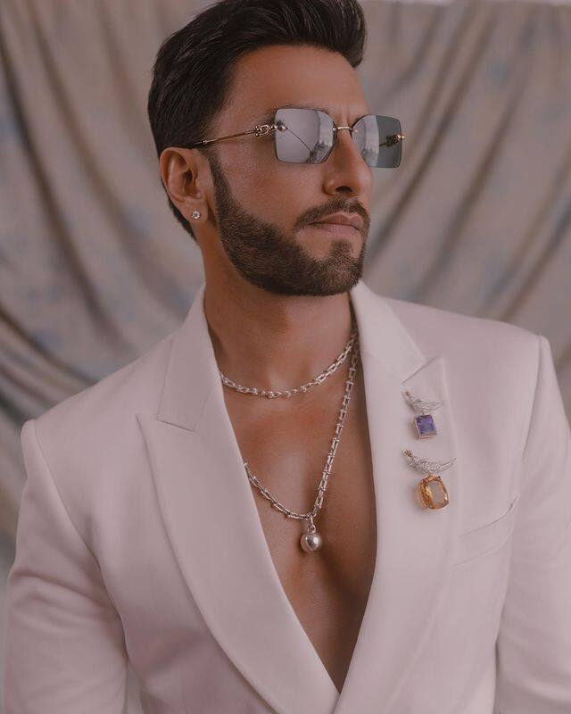 রণবীর সিংহ - ব্লুমিংটনের 'ইন্ডিয়ানা ইউনিভার্সিটি' থেকে কলাবিভাগে স্নাতক পাশ করেছেন তিনি।