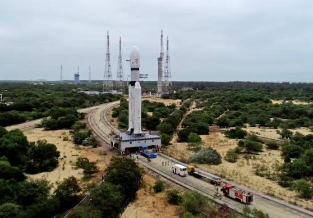 ਭਾਰਤ ਦਾ ਚੰਦਰਯਾਨ ਬੁਲੰਦ ਇਰਾਦਿਆਂ ਨਾਲ ਖੜ੍ਹਾ ਹੋਇਆ ਹੈ ਅਤੇ ਮਿਸ਼ਨ 'ਤੇ ਰਵਾਨਾ ਹੋਣ ਦੀ ਬੇਸਬਰੀ ਨਾਲ ਉਡੀਕ ਕਰ ਰਿਹਾ ਹੈ। ਇਸ ਨੂੰ ਸ਼੍ਰੀਹਰੀਕੋਟਾ ਤੋਂ ਲਾਂਚ ਕੀਤਾ ਜਾਵੇਗਾ।