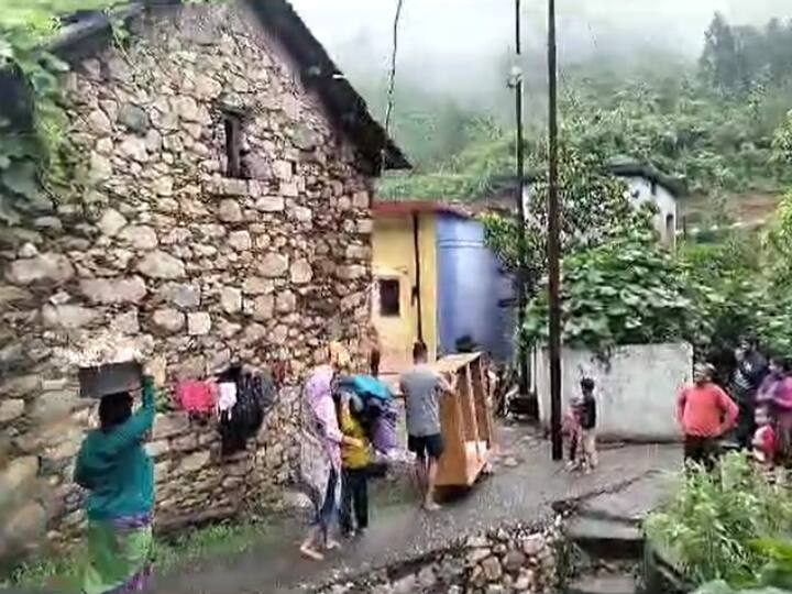 Villagers are migrating from Rudraprayag to safe place due to falling boulder ANN Uttarakhand News: रुद्रप्रयाग के इस गांव में पसरी है दहशत, ग्रामीण बोरिया बिस्तर समेट कर रहे पलायन, जानिए वजह