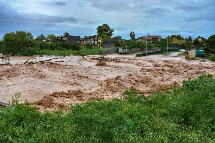 Floods India 2023 Chandigarh Jugraj Singh Canoeing champ rescues 150 in Ropar know details Floods India 2023 : खेळाडू धावला मदतीला, महापुराच्या विळख्यात सापडलेल्या 150 जणांना वाचवले